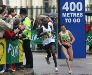 Людмила Петрова за 400 м до финиша Flora London Marathon 23.04.2006