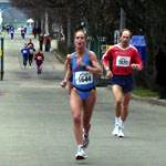 Финиширует Мишель Митчелл из США (10 км, марафон КЛБ «МИР» 23.04.2006)